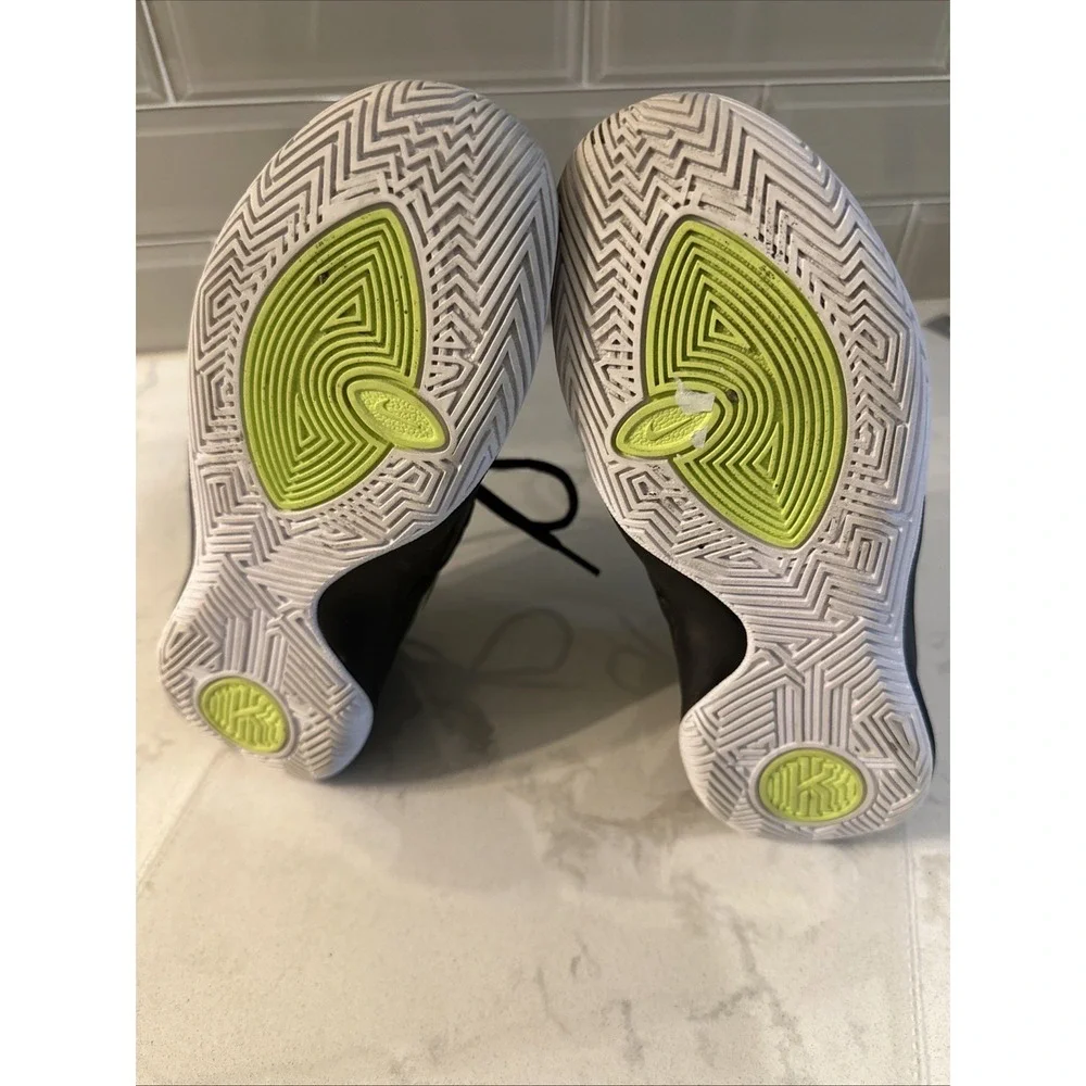 Nike Kyrie Flytrap 3 Basketball Shoes Youth Sz 2.5YBlack White Athletic Trainers